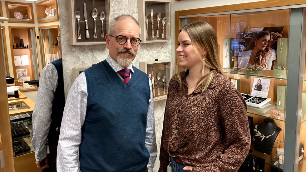 Magnus och dottern Lovisa styr Smyckeboden som Magnus pappa Tage startade 1966 i Uppsala.