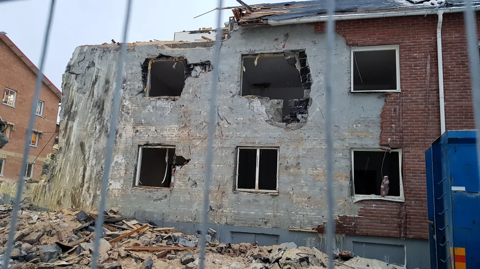 Rivningsarbetet av fastigheten Lekatten 15 där bland annat pizzeria Ronjas har huserat är igång.