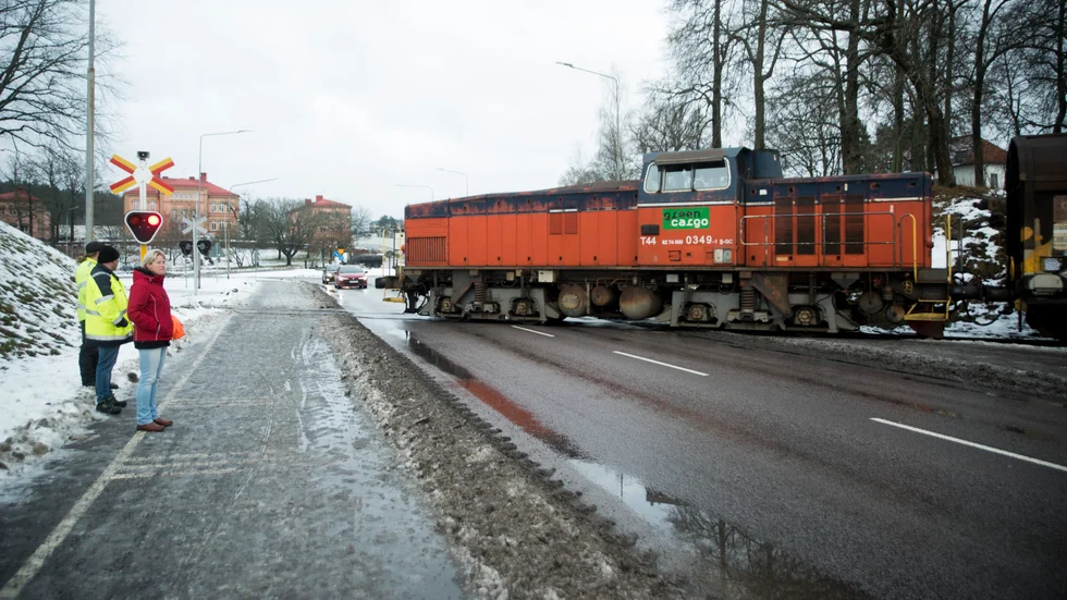 Höjda vattennivåer utgör ett hot mot industrijärnvägen. Trafikverket synade spåret i Finspång på måndagen. Bilden är från ett tidigare tillfälle.
