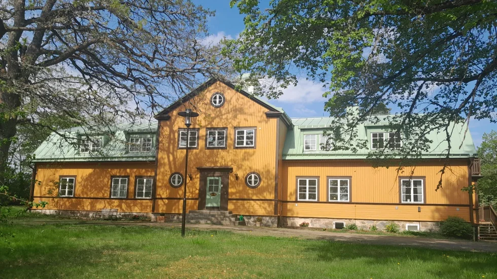 Herrgården som ligger i Almunge har 16 rum och passar en stor familj.