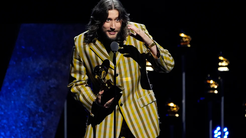 Ludwig Göransson tar emot pris för bästa filmmusik under Grammygalan.
