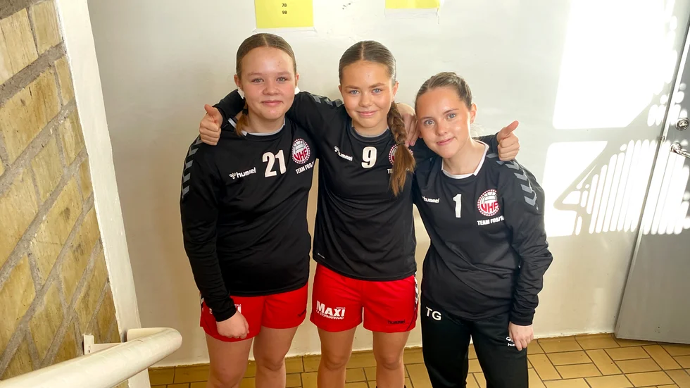 Greta Ragneby, Poppy Rosèn och Tuva Glingsten var uppspelta inför första matchen som slutade med vinst för Vadstena mot HK Guldkroken.