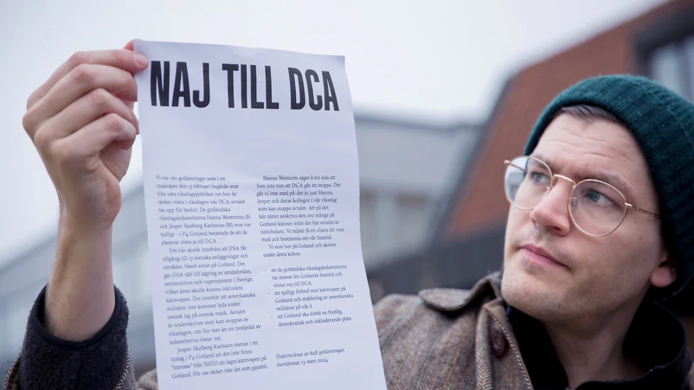 Knut Stahle, med protestlistan mot DCA-avtalet, som har skrivits under av 628 personer på Gotland och postats till de två gotländska riksdagsledamöterna.
