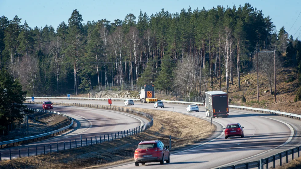 
Samtidigt som underhållet av befintliga vägar och järnvägar åsidosatts har behoven av ny, modern infrastruktur för ökade gods- och persontransporter ökat. 