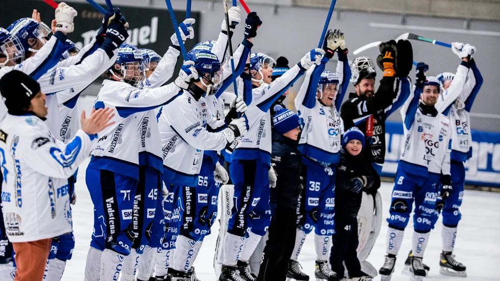 IFK Motalas spelare firar efter segern mot Vänersborg. Segern innebär att det blir elitserien 2024/2025 för Östergötlands bästa bandylag. 