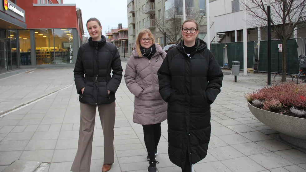 ”Alla är välkomna att gå med i vår grupp. Det behövs sådana här grupper som visar acceptans. Det är så enkelt att ordna barnkalas och det ligger snarare hos föräldern än hos barnen att ta ansvar för att alla ska få vara med”, säger Louise Parrow i mitten. Till vänster Sofia Knutsson och till höger Nathalie Avermalm.