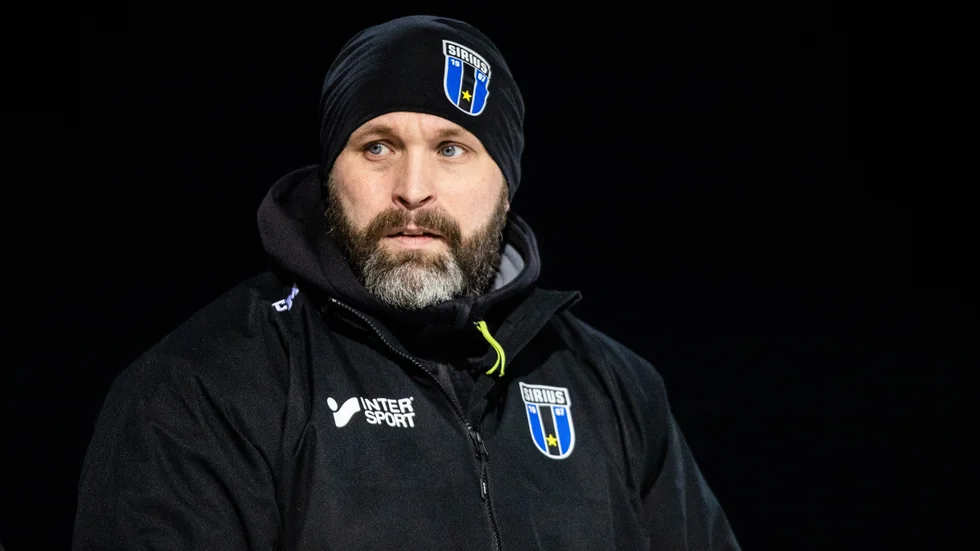 Det lev tre säsonger i Sirius för huvudtränaren Oskar Robertson. Nu återgår han till sitt tidigare arbete som polis.
