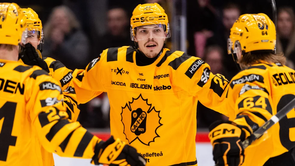 Jonathan Johnson och AIK bjöd på show i Örebro. Hoppet om andraplats lever sig stark.