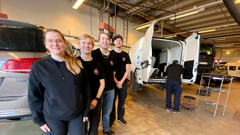 Ronja Forsberg, Sebastian Klasson, Isac Andersson och Oskar Törnqvist är tre av eleverna på Fordons- och transportprogrammet som driver UF-företaget Carlsund däck och rekond.