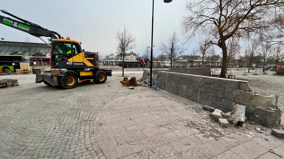 Muren började rivas under tisdagsmorgonen. 