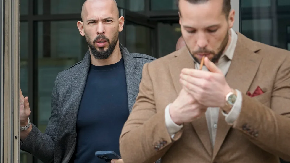 Andrew och Tristan Tate lämnar en domstol i Rumäniens huvudstad Bukarest i februari.