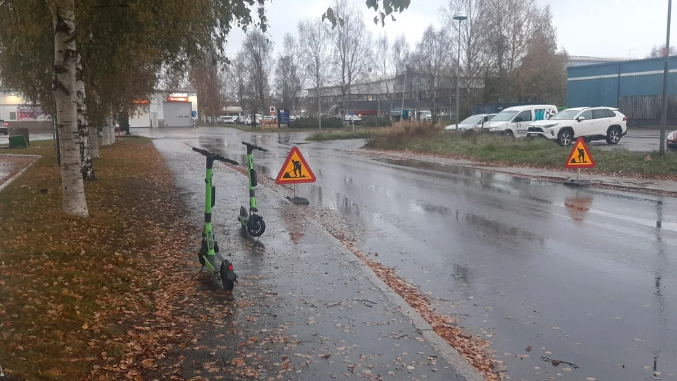 Elsparkcyklar som lämnats kvar på trottoaren, vilket är förbjudet sedan den 1 september 2022. Elsparkcyklar får inte parkeras på gång- och cykelvägar.
