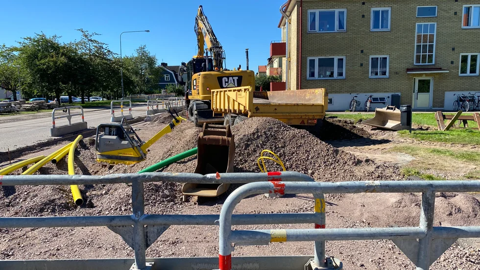 Arbetet med Östermalmsgatan har nått hållplatsen mitt emot Sim- och sporthallen. I och med arbetet med gång- och cykelbanan, samt att kantsten ska läggas, dirigeras busstrafiken om till Bollhusgatan.