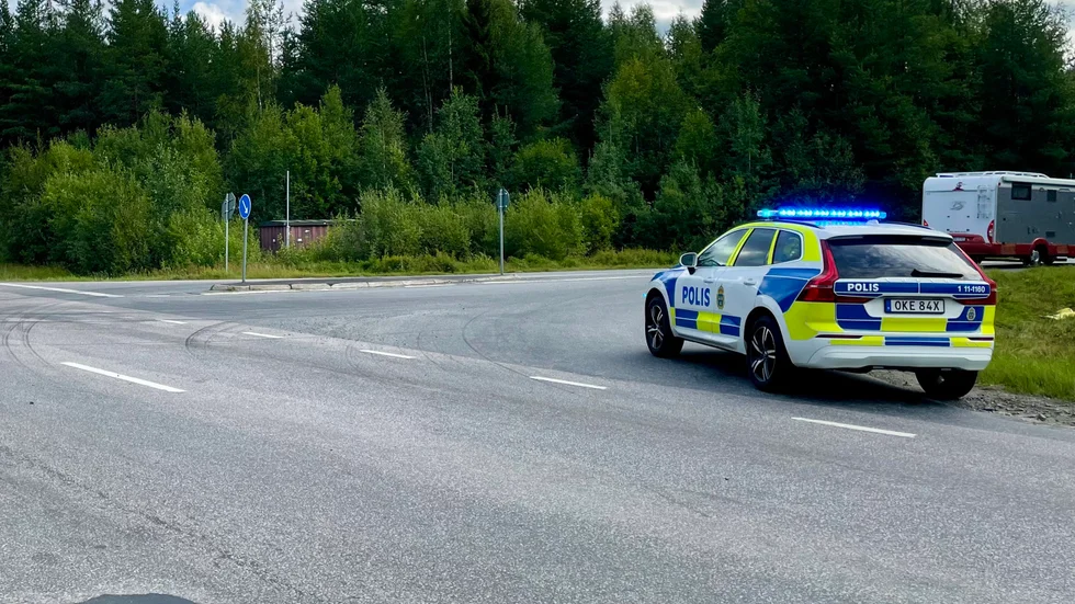 Polisen kom till platsen och genomförde förhör.