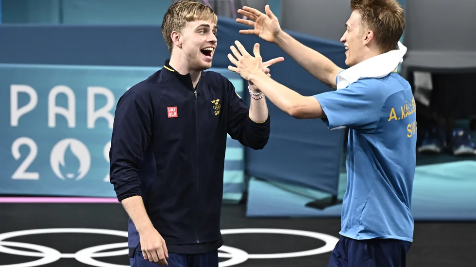 Sveriges Truls Möregårdh och Anton Källberg jublar efter att ha vunnit semifinalen mot Japan i herrarnas lagtävling i bordtennis under OS i Paris. I dag står final mot Kina på programmet.