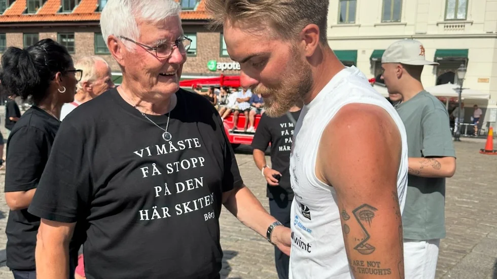 En sliten Oliver Eriksson klappas om av Stig Salming när han nådde målet i Ystad efter 210 mil på inlines.