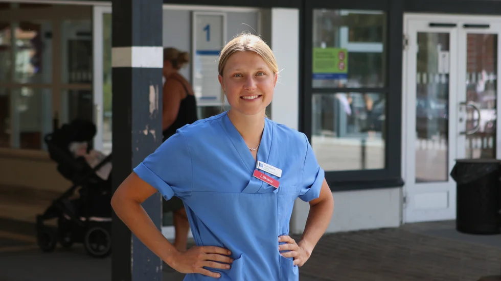 Emma Bjessmo utanför huvudentrén på Vrinnevisjukhuset. Där jobbar hon som läkare. 