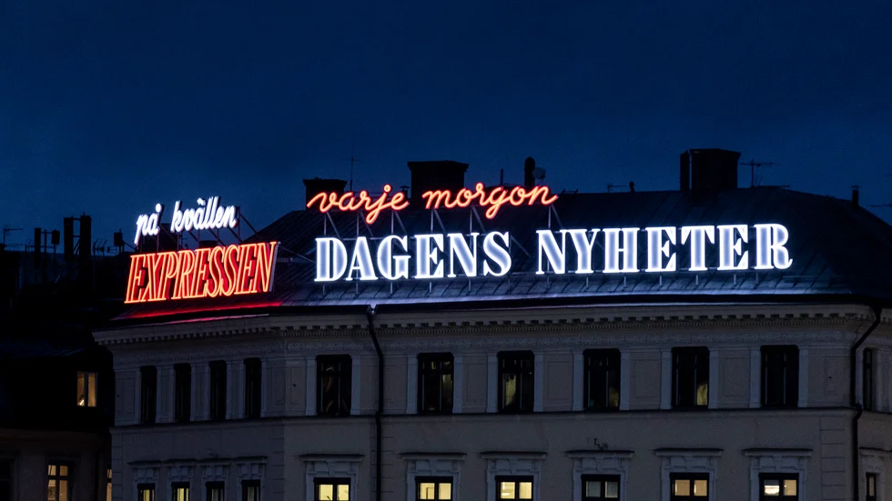 Reportern är avstängd från sin tjänst efter att ha överfört pengar till Foxtrotnätverket. Pengarna användes sedan för att betala skulder åt en gängledare i Uppsala.