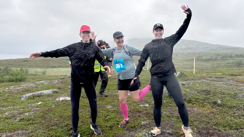 Det var glada miner trots regn. I mitten: Maria Widmark, Luleå.