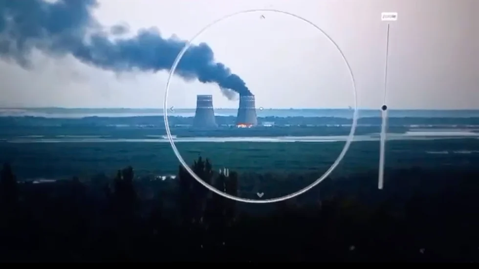Bilden som är tagen av en övervakningskamera visar rök som stiger från ett kyltorn i Zaporizjzjas kärnkraftverk.