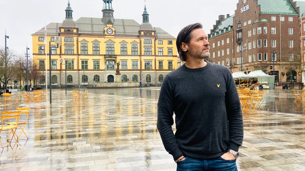 "När jag är ute och föreläser på bland annat skolor upptäcker jag mycket drogliberala tendenser. Att gripa kriminella ja det är bra, men leden fylls ju på. I min värld är brottsförebyggande arbete i samarbete mellan polisen, skolan och socialtjänsten den viktigaste vägen fram nu." Martin Melin, polis sen mer än 30 år, ser långsiktiga lösningar på Eskilstunas stora problem med gängkriminalitet och kokainanvändning.