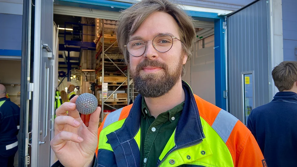 Jesper Vang, som är ansvarig för pulversatsningen i Oxelösund, visar upp en stålboll som de tillverkat av pulvret. Arkivbild