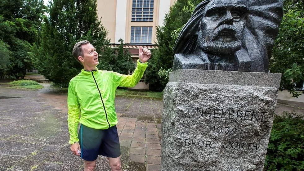 Museichefen och joggingentusiasten Daniel Werkmäster intill Bror Hjorths skulptur "Engelbrekt med näven" utanför Katedralskolan 2016. Det var då konstjoggingen drogs igång.