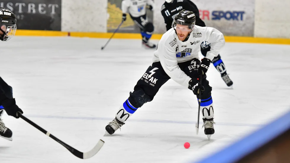 Ted Haraldsson är lagkapten i Sirius, här under måndagens träningspass på hockeyrink i Gränby. Han tror att laget är moget för semifinal den här säsongen.