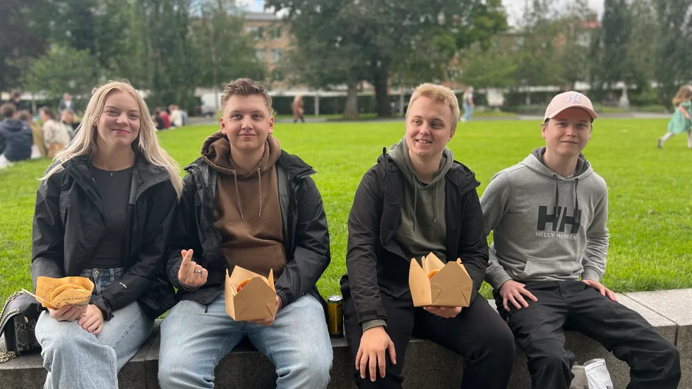 Vilma Eriksson, Alvin Karlsson, John Lundqvist och Elias Efverstedt testar pulled pork. "Trevligt med mat från hela världen, det är en riktig kulturbomb", säger Alvin.