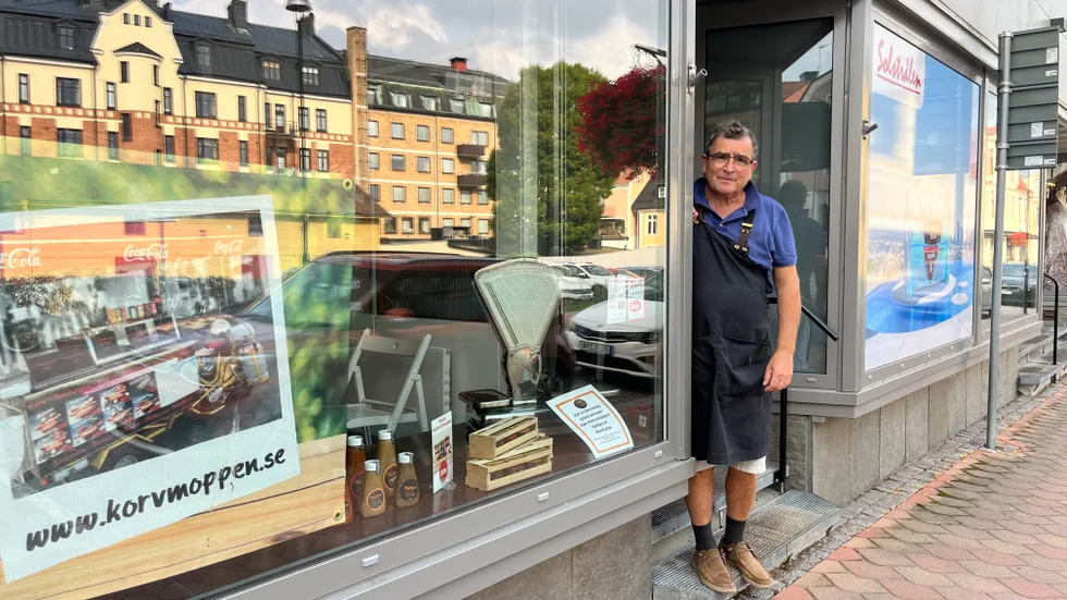 Hans-Åke Harrysson öppnar butik på Storgatan. Där ska han bland annat sälja sin populära moppesenap och ett stort antal färska korvar.