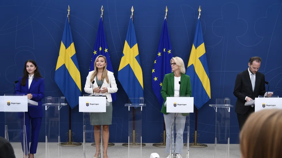 Klimat- och miljöminister Romina Pourmokhtari (L), energi- och näringsminister Ebba Busch (KD), finansminister Elisabeth Svantesson (M) och Sverigedemokraternas miljöpolitiska talesperson Martin Kinnunen vid en pressträff.