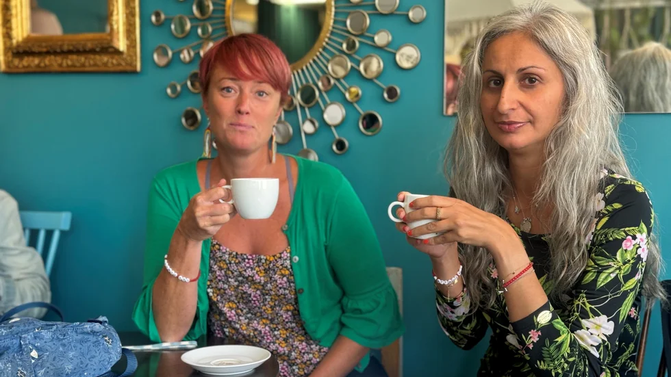 Tintins mamma Sanam Gharaee och Sofia Rutbäck Eriksson som är medförfattare till boken Glöm aldrig Tintin (Lind Co, 2024) i samtal med NSD:s politiska redaktör Veronica Palm.