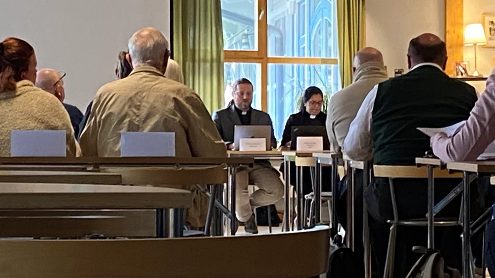 Kyrkofullmäktige valde att återremittera frågan om att Håbo pastorats kyrkoråd får ta upp lån och krediter.