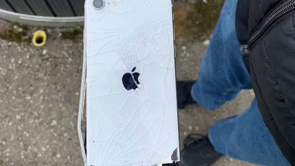 Den 38-årige mannen kastade pojkens mobiltelefon i marken. (Bilden är hämtad ur förundersökningen.) 
