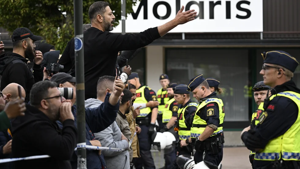 Poliser och motdemonstranter vid en koranbränning i Malmö i höstas.