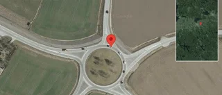 Stillastående personbil på väg 35 - ett körfält blockerat