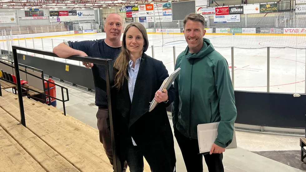 Lars Johansson (V) tillsammans med kommunens fritidssamordnare, Mirja Holgersson och Anton Palmér. Byggnationen och tv-produktionen anser de kommer vara de tuffaste utmaningara.