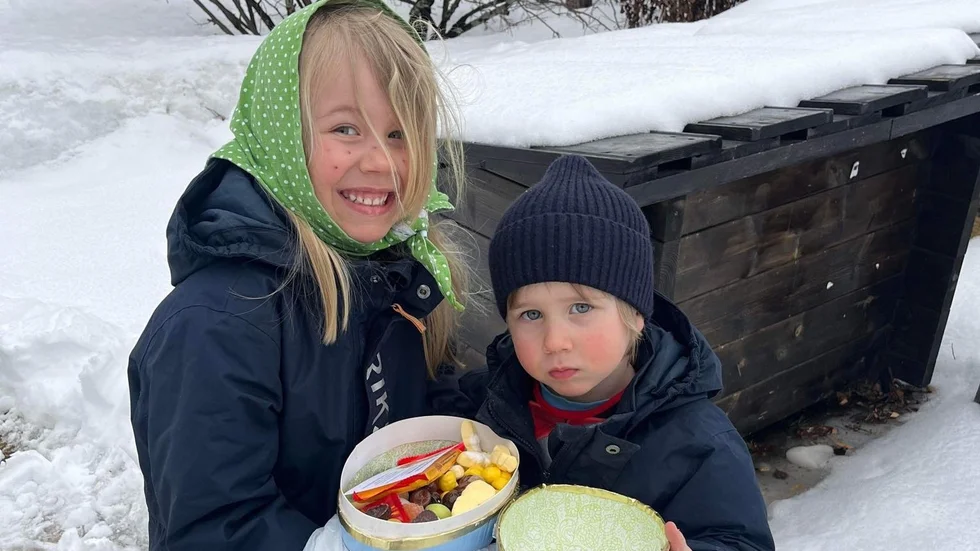 Laura, 6 år, och Ruben, 3 år, från Jävre hittade det första gömda PT-ägget som fanns i Hortlax. Långfredag göms ett nytt ägg – håll utkik på vår sajt.