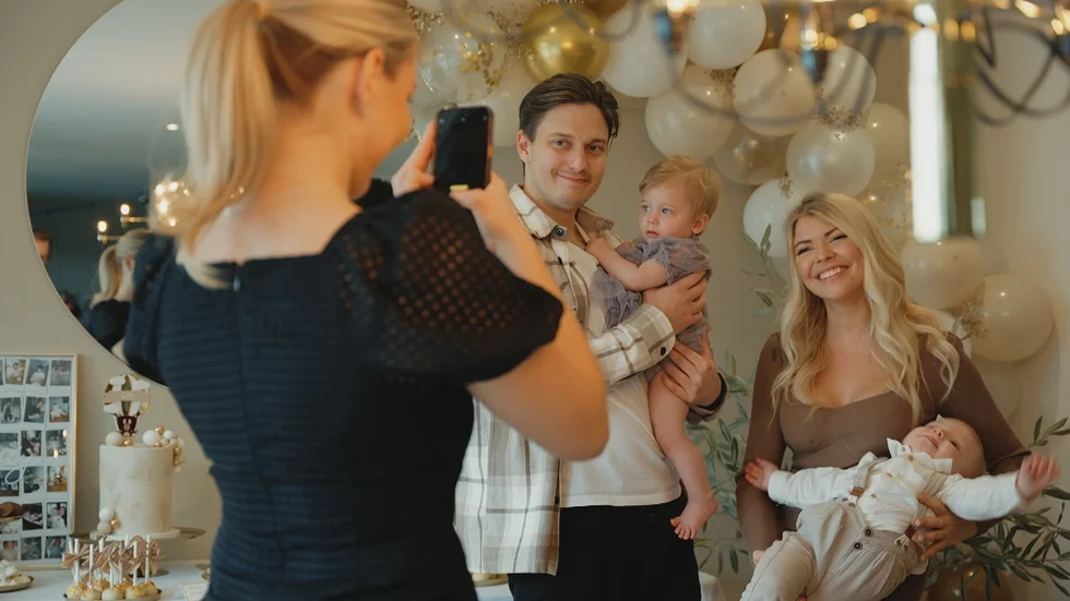 Youtuber-familjen Emil Hansius och Josefine Kitti fixar födelsedagsparty för sina tvillingar Leo och Lily som fyller ett år.
