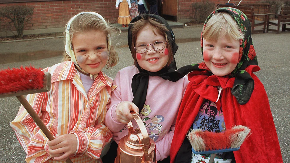 Linnéa Pettersson, Jenni Olsson och Nathalie Cleverdal vid Montessoriförskolan Skutt i Strängnäs önskade glad påsk genom tidningen år 1997.