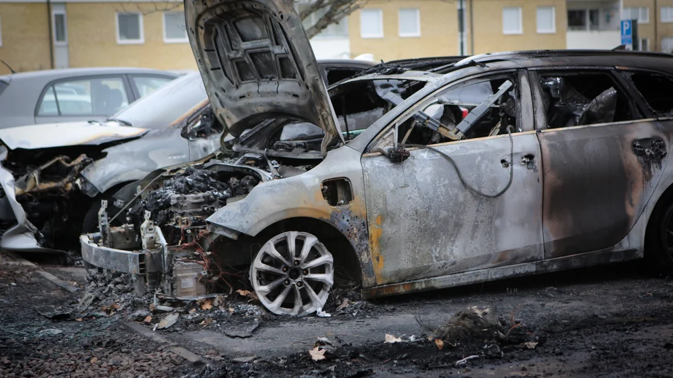 Flera bilar totalförstördes i en brand under natten mot tisdag. 