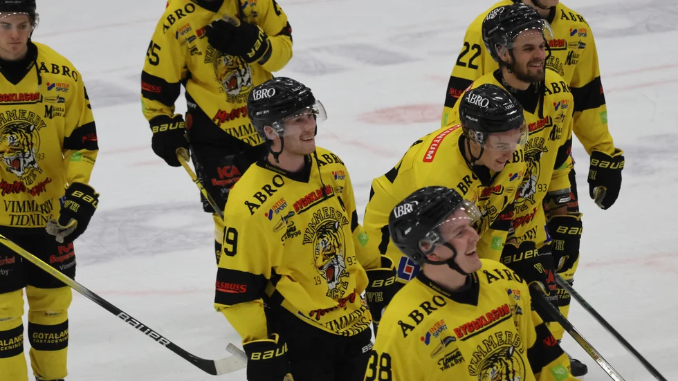 Det var glada miner hos VH-spelarna när de tackade ett fåtal tillresta supportrar och familjer efter vinsten.