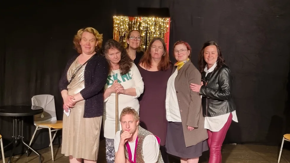 Teater Fab, från vänster Karin Fransson, Pia Erlandsson, Bisse Johansson, Mia Karlsson, Linn Palmqvist, Carina Westerlund och längts fram Daniel Elb.