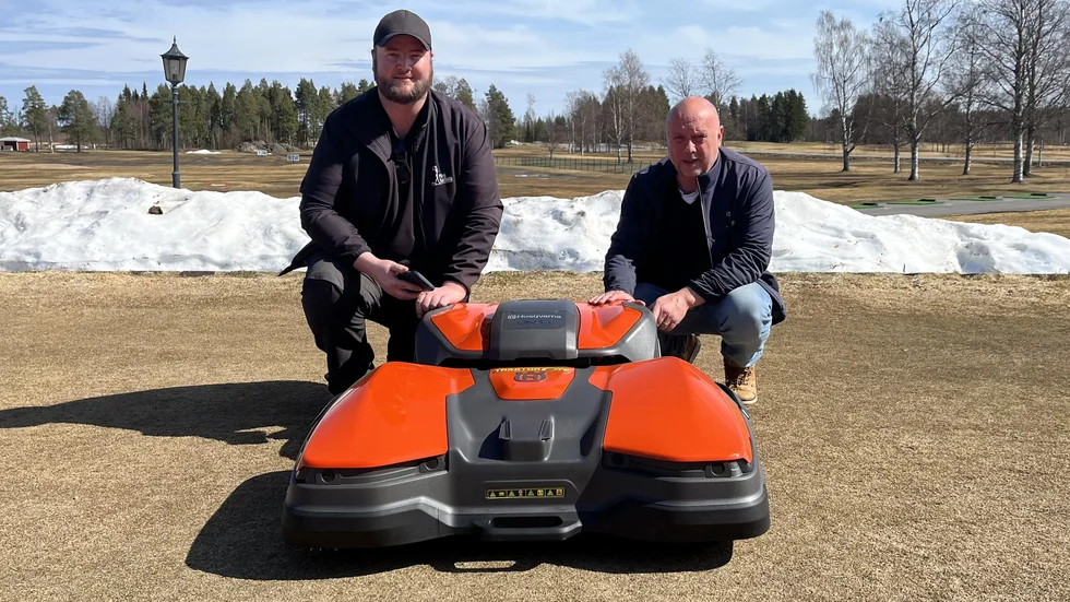 Johan Sandström (banchef) och Ulf Åberg (klubbchef) på Piteå Golfklubb visar en av de åtta robotklipparna som ska snagga gräset på 18-hålsbanan i sommar. 