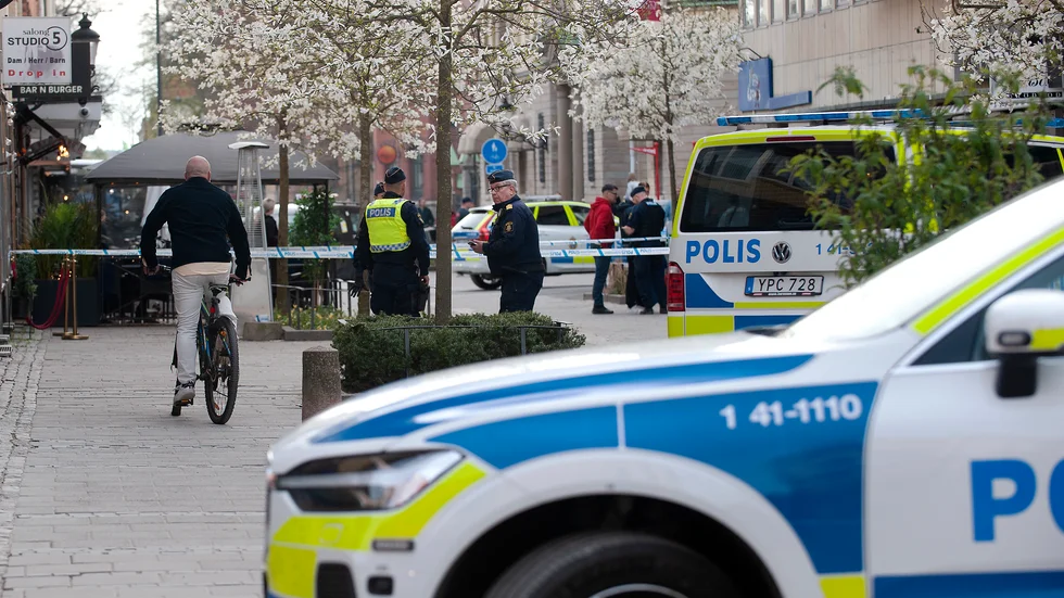 Ett stort antal polispatruller larmades till platsen efter skottlossningen.
