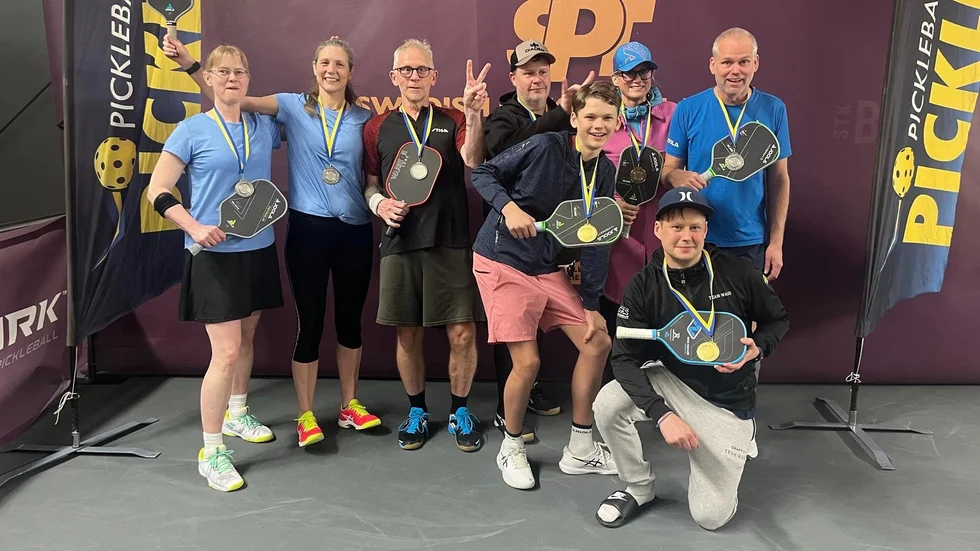 Nyköpingsklubben tog hem 17 medaljer på SM. På bilden från vänster Ingrid Karlsson, Anna Falk, Stefan Thörn, Tomas Larsson, Pialena Ander och Kenneth Dahlin. Längst fram: Arwid Dahlin och Stewe Wass.