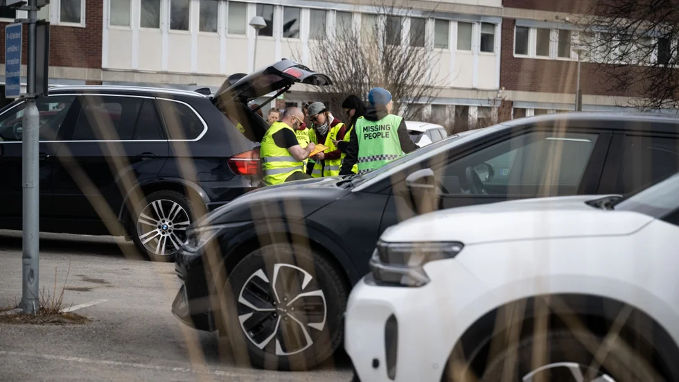 Under söndagen anordnade Missing People en stor sökinsats för att försöka hitta försvunne Elliott. Kartor och färdvägar gicks igenom innan avfärd.