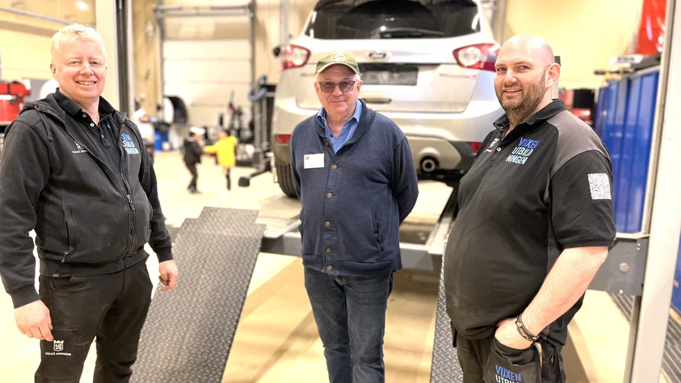 Kenneth Dunlap och Michael Kerry flankerar  Göran Johansson som kom mer idén till ett Öppet hus tillsammans med Norrlands motorhistoriker Norrbotten och Jaguarklubben. 