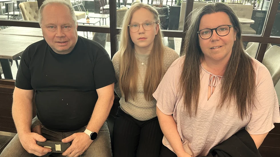 Sabina Kalla tillsammans med mamma Maria och pappa Tomas efter castingen på Kulturens hus.