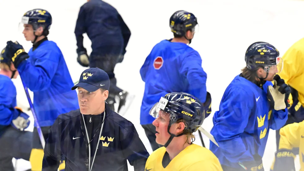 Förbundskaptenen Sam Hallam och hans Tre Kronor under torsdagens träning.